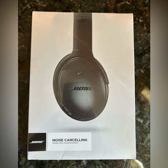 New In Box Bose Noise Cancelling Headphones Wireless Black. 759944-0050 - Picture 1 of 7